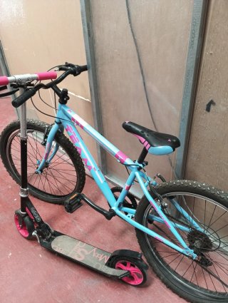 Bicicleta y patinete azul y rosa