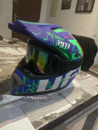 Casco de moto infantil azul, verde y blanco