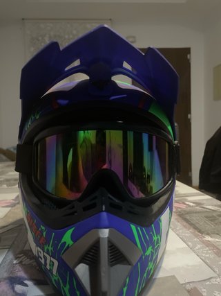 Casco de moto infantil azul, verde y blanco