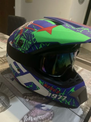 Casco de moto infantil azul, verde y blanco