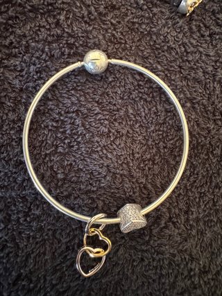 Bracciale Pandora rigido con charm cuori