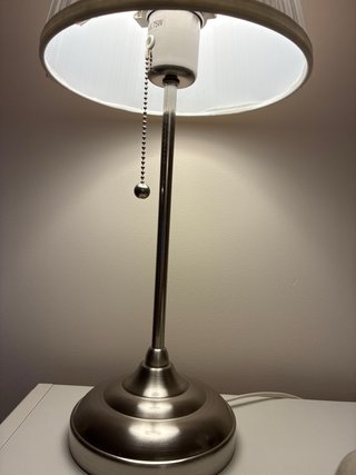 Lámpara de mesa IKEA blanco y plateada