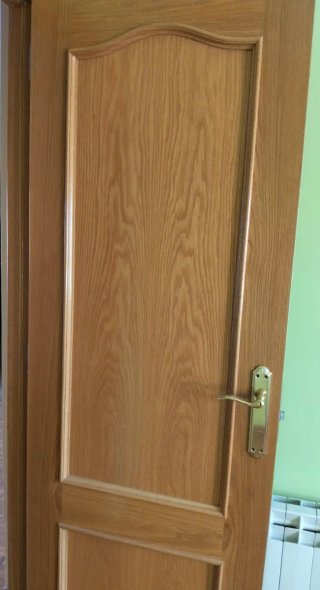 Puerta madera roble con maneta dorada