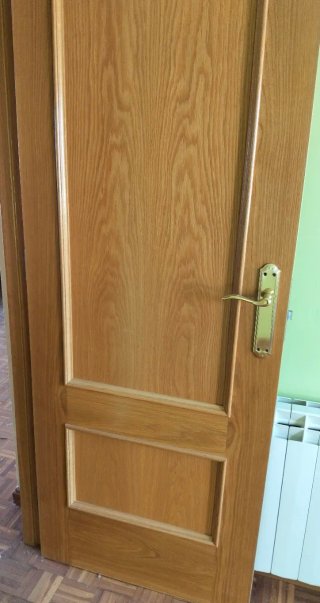 Puerta madera roble con maneta dorada