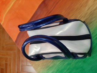 Borsetta a mano bianca e blu