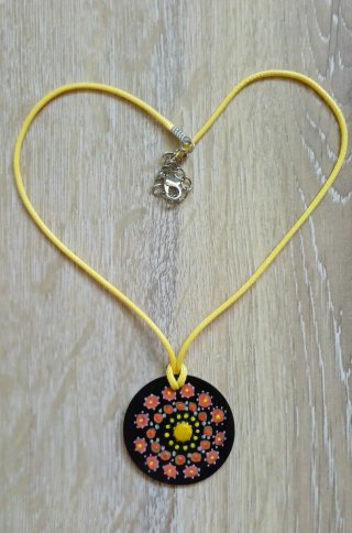 Collane fatte a mano con mandala in legno