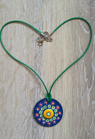 Collane fatte a mano con mandala in legno