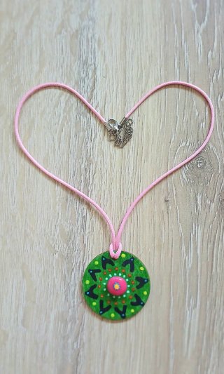 Collane fatte a mano con mandala in legno
