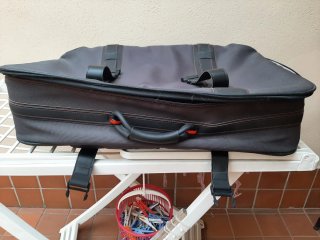 Valigia da viaggio grigia e nere