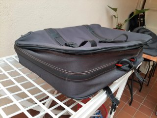 Valigia da viaggio grigia e nere