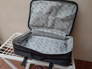 Valigia da viaggio grigia e nere
