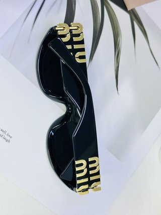 Gafas de sol Miu Miu negras