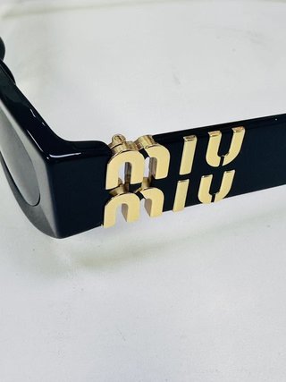 Gafas de sol Miu Miu negras