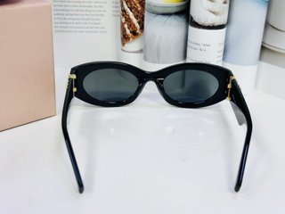 Gafas de sol Miu Miu negras