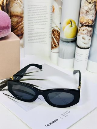 Gafas de sol Miu Miu negras