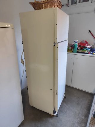 Frigorífico blanco con congelador