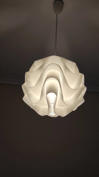 Lámpara de techo blanca con forma de ondas