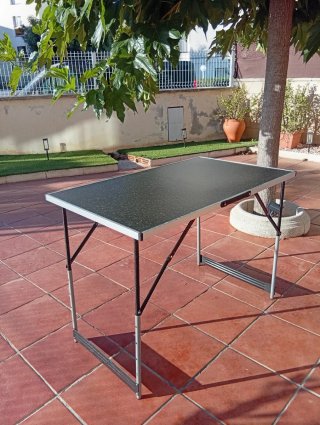 Mesa alta plegable regulable