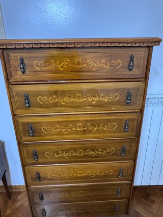 Cassettiera in legno massello con intarsi