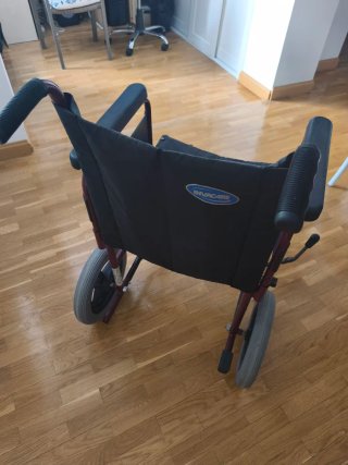 Silla de ruedas marca Invacare. Buen estado.