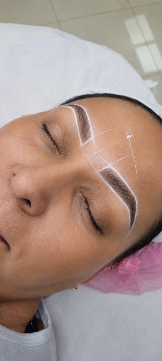 Microblading o diseño de cejas con henna