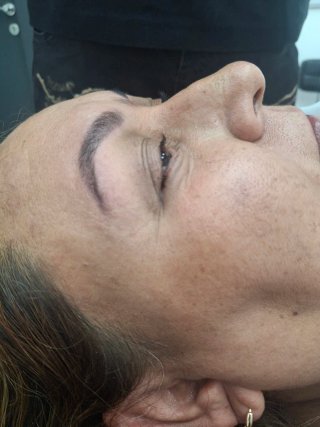 Microblading o diseño de cejas con henna
