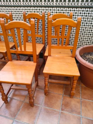 Mesa de madera cuadrada