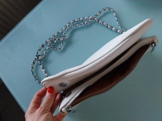 Bolso blanco con cadena