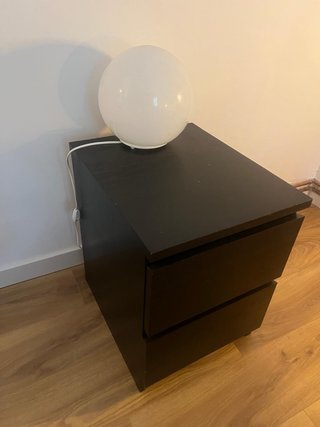 Mesita de noche IKEA negra con lámpara