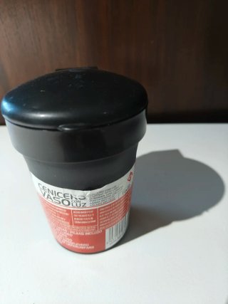 Cenicero portátil con tapa y luz LED