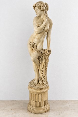 Escultura mujer clásica de piedra