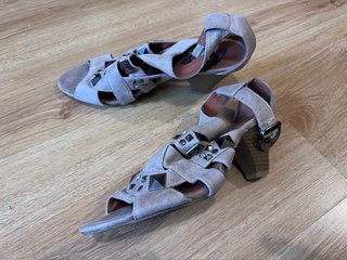 Zapatos Pitillos Talla 39 Negros y Morados