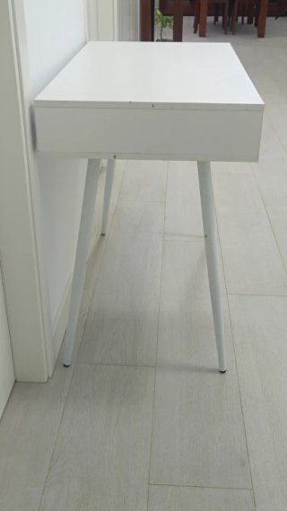 Escritorio blanco con cajón de madera