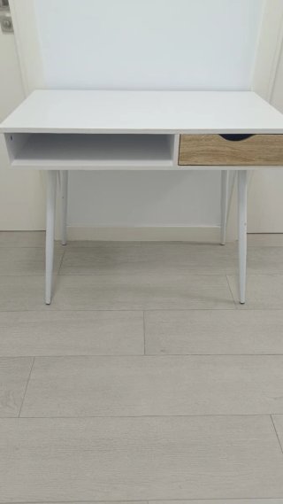 Escritorio blanco con cajón de madera