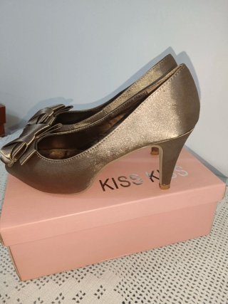 Zapatos de fiesta color visón con lazo