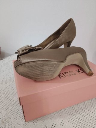 Zapatos de fiesta color visón con lazo