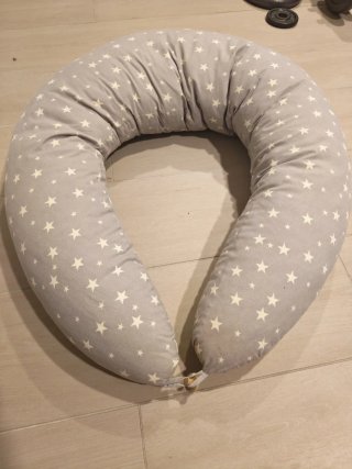 Cojín de lactancia gris con estrellas