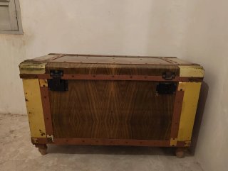 Baúl de madera y metal