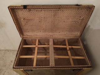 Baúl de madera y metal