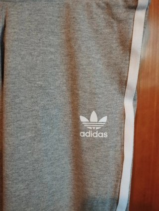 Mallas Adidas y Nike. Hay tres.