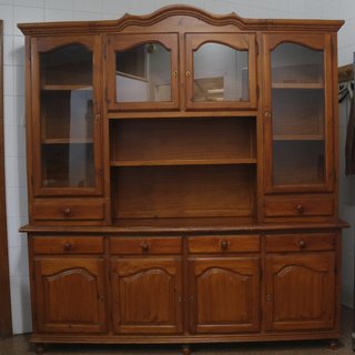Armario de madera con puertas de cristal