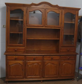 Armario de madera con puertas de cristal