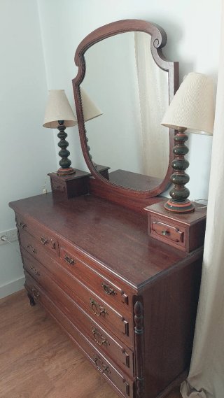 Cómoda de madera maciza