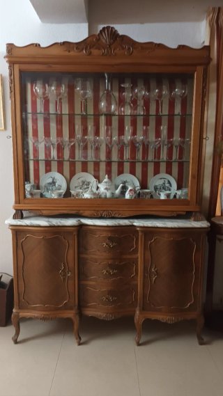 Vitrina de madera con encimera de mármol