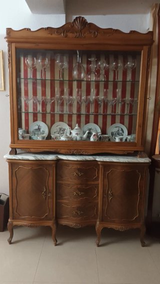 Vitrina de madera con encimera de mármol