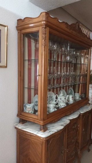 Vitrina de madera con encimera de mármol