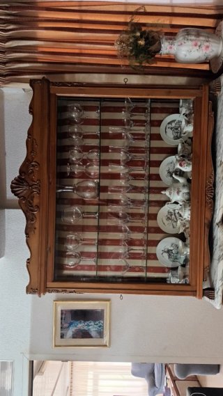 Vitrina de madera con encimera de mármol