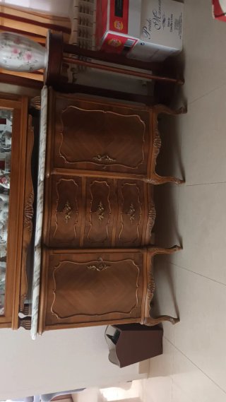 Vitrina de madera con encimera de mármol