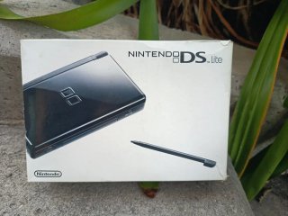 Nintendo DS Lite Negra nueva en mano mejor