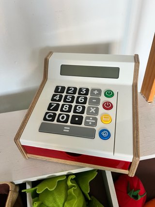 Puesto de mercado de juguete con caja registradora